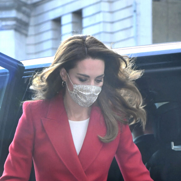 Le prince William, duc de Cambridge, et Kate Middleton, duchesse de Cambridge, visitent l'exposition photographique du projet "Hold Still" à Waterloo Station à Londres, le 20 octobre 2020.