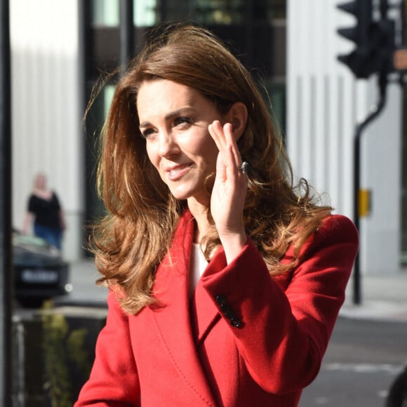 Le prince William, duc de Cambridge, et Kate Middleton, duchesse de Cambridge, visitent l'exposition photographique du projet "Hold Still" à Waterloo Station à Londres, le 20 octobre 2020.