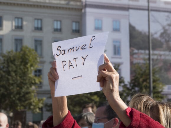 Illustration - Hommage Place de la République à Paris, en mémoire à Samuel Paty (professeur d'histoire) qui a été décapité à Conflans-Sainte-Honorine. Le 18 octobre 2020. 