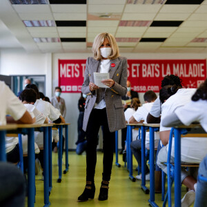 Brigitte Macron fait une dictée aux écoliers en soutien à l'Association Européenne de Leucodystrophie (ELA), au collège Charles-Peguy, Chesnay-Rocquencourt le 12 octobre 2020. © Thomas Coex / Pool / Bestimage 