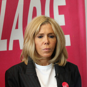 La première dame Brigitte Macron lors de la dictée d'ELA lors de sa 16ème édition au Collège Suzanne Lacore à Paris à une classe de 6ème le 14 octobre 2019. Cette dictée est le lancement officiel de la campagne "Mets Tes Baskets et bats la maladie" à l'école. © Dominique Jacovides / Bestimage 