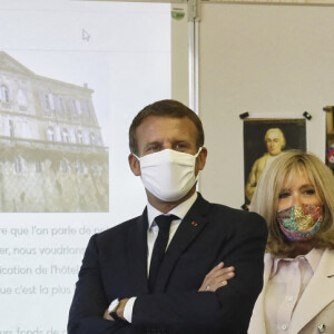 Emmanuel Macron, Président de la République, échange avec les instituteurs et les élèves de l'école primaire Jules Ferry, installée dans l'Hôtel de Polignac, qui lui présentent le projet pédagogique " Patrimoine et numérique " realise en 2019-2020 par une classe de l'école, en présence de son épouse Brigitte Macron, Roselyne Bachelot, ministre de la Culture, Stéphane Bern, Guillaume Poitrinal, président de la Fondation du Patrimoine, et Stéphane Pallez, présidente directrice générale de la Française des Jeux. A Condom, le 18 Septembre 2020. © Sébastien Ortola / Pool / Bestimage