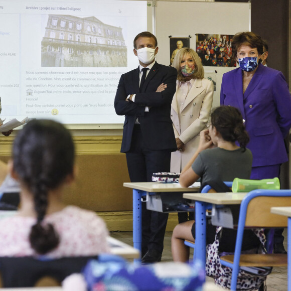 Emmanuel Macron, Président de la République, échange avec les instituteurs et les élèves de l'école primaire Jules Ferry, installée dans l'Hôtel de Polignac, qui lui présentent le projet pédagogique " Patrimoine et numérique " realise en 2019-2020 par une classe de l'école, en présence de son épouse Brigitte Macron, Roselyne Bachelot, ministre de la Culture, Stéphane Bern, Guillaume Poitrinal, président de la Fondation du Patrimoine, et Stéphane Pallez, présidente directrice générale de la Française des Jeux. A Condom, le 18 Septembre 2020. © Sébastien Ortola / Pool / Bestimage