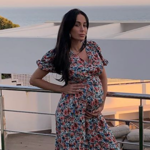 Kenza Farah, enceinte de son premier enfant. Août 2020.