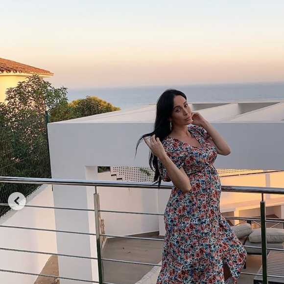 Kenza Farah, enceinte de son premier enfant. Août 2020.