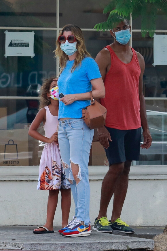 Exclusif - Ellen Pompeo est allée boire un café avec son mari Chris Iveryet sa fille Stella Luna dans le quartier de Los Feliz à Los Angeles pendant l'épidémie de coronavirus (Covid-19), le 23 août 2020