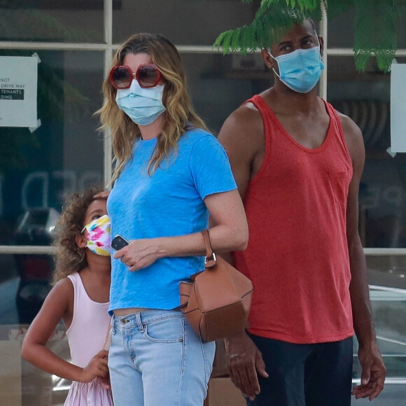Exclusif - Ellen Pompeo est allée boire un café avec son mari Chris Iveryet sa fille Stella Luna dans le quartier de Los Feliz à Los Angeles pendant l'épidémie de coronavirus (Covid-19), le 23 août 2020