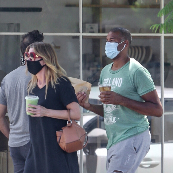 Exclusif - Ellen Pompeo est allée acheter un smoothie à emporter avec une amie dans le quartier de Los Feliz à Los Angeles pendant l'épidémie de coronavirus (Covid-19), le 16 août 2020 