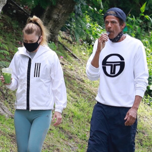 Exclusif - Ellen Pompeo et son mari Chris Ivery font une randonnée au Griffith Park à Los Feliz, Los Angeles, le 29 juin 2020. 