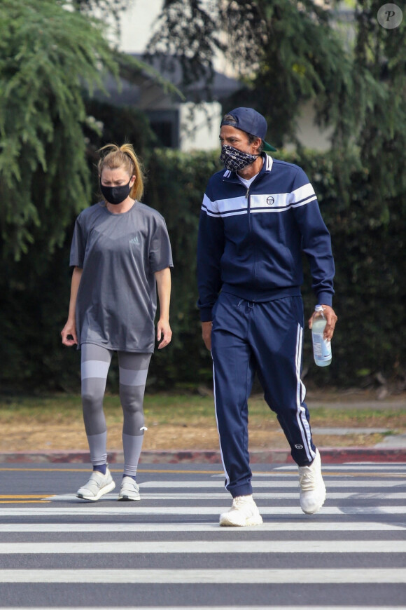 Exclusif - Ellen Pompeo et son mari Chris Ivery sont allés faire une randonnée au Griffith Park près de chez eux à Los Feliz, Los Angeles, le 23 juin 2020. 
