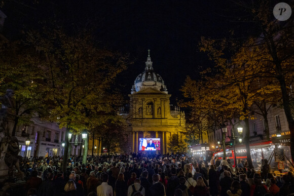 Les parisiens assistent à l'hommage national pour Samuel Paty, enseignant assassiné par un islamiste, devant la Sorbonne à Paris le 21 octobre 2020. © JB Autissier / Panoramic / Bestimage 