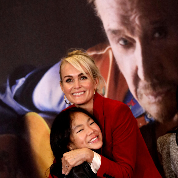 Laeticia Hallyday et sa fille Joy - Projection au Grand Rex à Paris des documentaires "Johnny USA" et "A nos promesses" à l'occasion de la Journée Spéciale Johnny, son rêve américain. Le 21 octobre 2020 © Jacovides-Moreau / Bestimage