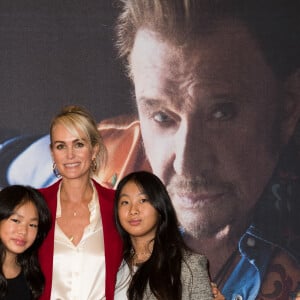 Laeticia Hallyday et ses filles Joy et Jade - Projection au Grand Rex à Paris des documentaires "Johnny USA" et "A nos promesses" à l'occasion de la Journée Spéciale Johnny, son rêve américain. Le 21 octobre 2020 © Jacovides-Moreau / Bestimage