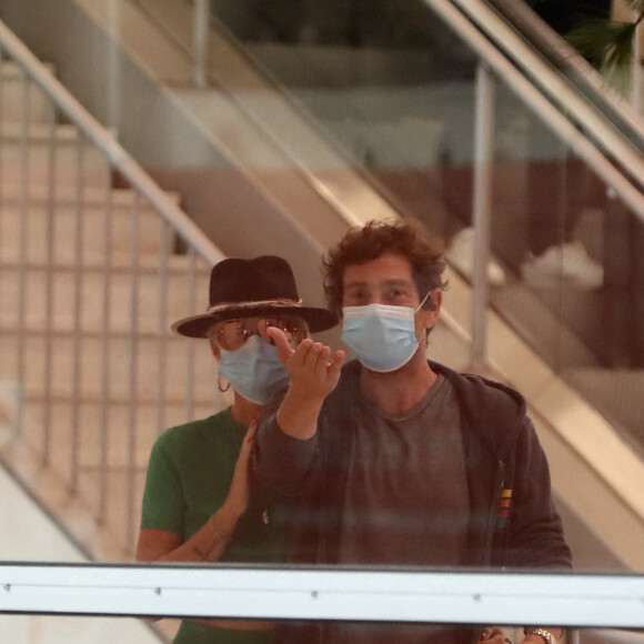 Exclusif - Laeticia Hallyday et son compagnon Pascal Balland arrivent à l'aéroport Roissy CDG après une échappée de trois jours à Florence, sans enfants, le 30 juin 2020.