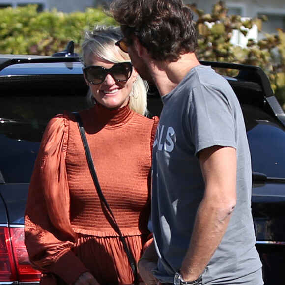 Laeticia Hallyday est allée déjeuner au restaurant MTN Venice avec sa mère Françoise Thibaut, son compagnon Pascal Balland et sa fille Mathilde à Los Angeles, le 19 octobre 2019.