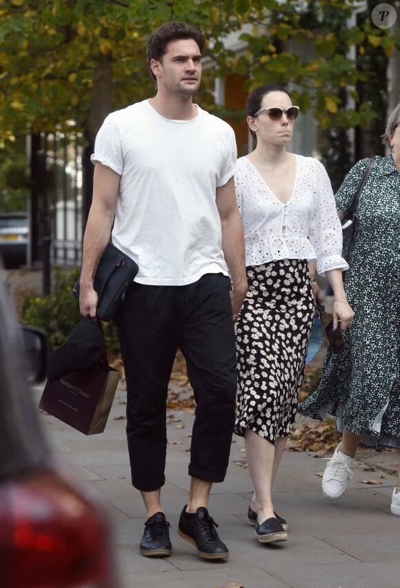Exclusif - Daisy Ridley (Star Wars) est allée déjeuner chez sa mère Louise Fawkner-Corbett avec son fiancé Tom Bateman dans le quartier de Notting Hill à Londres, le 22 septembre 2020 