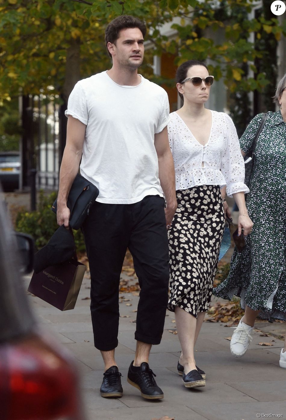 Exclusif - Daisy Ridley (Star Wars) est allée déjeuner chez sa mère Louise Fawkner-Corbett avec son fiancé Tom Bateman dans le quartier de Notting Hill à Londres, le 22 septembre 2020   