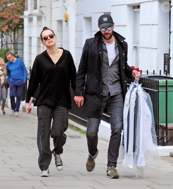 Exclusif - Daisy Ridley et son compagnon Tom Bateman se promènent en amoureux à Londres, le 15 septembre 2018. 