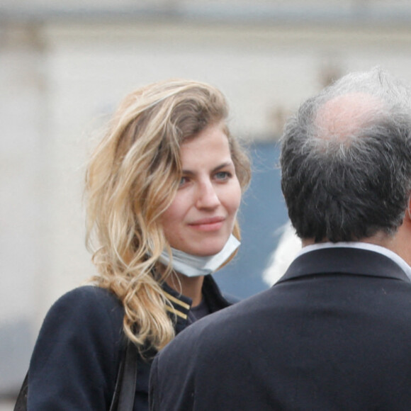 Exclusif - Nicolas Bedos et sa compagne Pauline Desmonts, Raphaël Mezrahi - Sorties de la messe hommage à Jean-Loup Dabadie en l'église Saint-Germain-des-Prés à Paris le 23 septembre 2020.