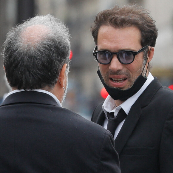 Exclusif - Nicolas Bedos et sa compagne Pauline Desmonts, Raphaël Mezrahi - Sorties de la messe hommage à Jean-Loup Dabadie en l'église Saint-Germain-des-Prés à Paris le 23 septembre 2020.