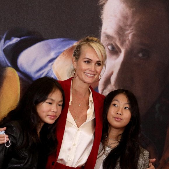 Laeticia Hallyday et ses filles Joy et Jade - Projection au Grand Rex à Paris des documentaires "Johnny USA" et "A nos promesses" à l'occasion de la Journée Spéciale Johnny, son rêve américain. Le 21 octobre 2020 © Jacovides-Moreau / Bestimage