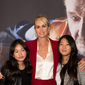 Laeticia Hallyday et ses filles Joy et Jade - Projection au Grand Rex à Paris des documentaires "Johnny USA" et "A nos promesses" à l'occasion de la Journée Spéciale Johnny, son rêve américain. Le 21 octobre 2020 © Jacovides-Moreau / Bestimage