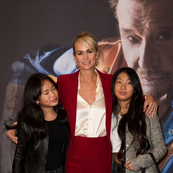 Laeticia Hallyday et ses filles Joy et Jade - Projection au Grand Rex à Paris des documentaires "Johnny USA" et "A nos promesses" à l'occasion de la Journée Spéciale Johnny, son rêve américain. Le 21 octobre 2020 © Jacovides-Moreau / Bestimage