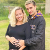 Le chanteur Tom Parker et son épouse Kelsey Parker, enceinte.