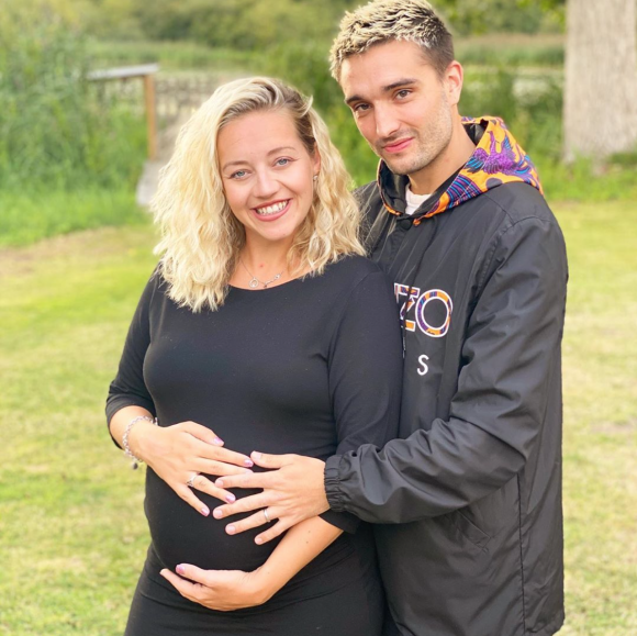 Le chanteur Tom Parker et son épouse Kelsey Parker, enceinte.