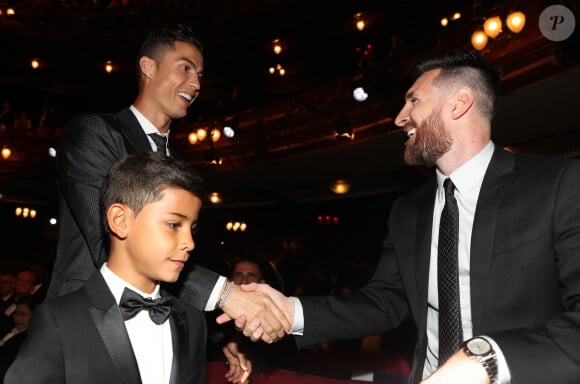 Cristiano Ronaldo, son fils Cristiano Jr et Lionel Messi à la cérémonie des Best FIFA Football Awards 2017.