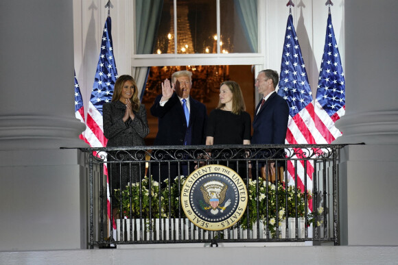La juge à la cour suprême des Etats-Unis Amy Coney Barrett prête serment à la Maison Blanche en présence du président Donald Trump le 26 octobre 2020.