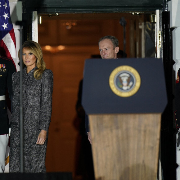La juge à la cour suprême des Etats-Unis Amy Coney Barrett prête serment à la Maison Blanche en présence du président Donald Trump le 26 octobre 2020.