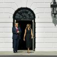 Le président américain Donald Trump, accompagnée de la première dame Melania Trump, quittent la Maison Blanche pour participer au dernier débat télévisé à Nashville, avant les élections présidentielles. Le 22 octobre 2020.