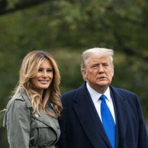 Le président Donald Trump et la première dame Melania Trump quittent La Maison Blanche à Washington, D.C, le 27 octobre 2020.