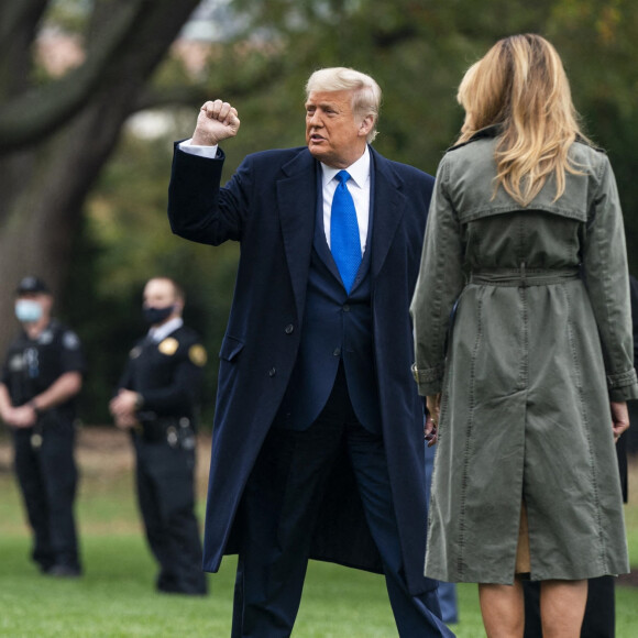 Le président Donald Trump et la première dame Melania Trump quittent La Maison Blanche à Washington, D.C, le 27 octobre 2020.