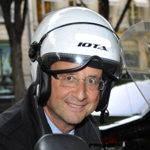 François Hollande sur son scooter- Gala de la fondation "culture et diversité" au théâtre du rond-point à Paris.