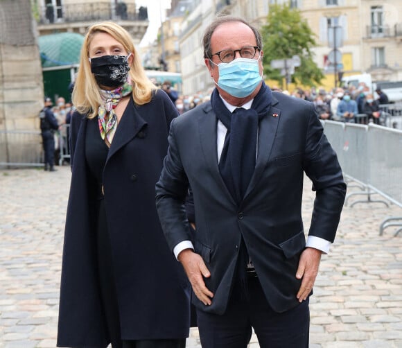 François Hollande et sa compagne Julie Gayet - Arrivées aux obsèques de Juliette Gréco en l'église Saint-Germain-des-Prés. Le 5 octobre 2020 © Jacovides-Moreau / Bestimage