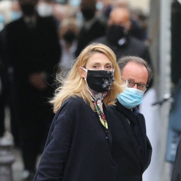 François Hollande et sa compagne Julie Gayet - Arrivées - Les obsèques de Juliette Gréco en l'église Saint-Germain-des-Prés, à Paris le 5 octobre 2020. © JACOVIDES-MOREAU / BESTIMAGE