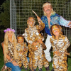 Kim Kardashian, déguisée en Carole Baskin pour Halloween, avec son ami Jonathan Cheban (en Joe Exotic) et trois de ses 4 enfants, maquillés en tigres.