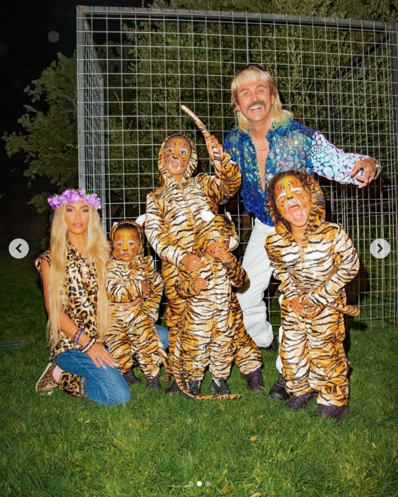 Kim Kardashian, déguisée en Carole Baskin pour Halloween, avec son ami Jonathan Cheban (en Joe Exotic) et trois de ses 4 enfants, maquillés en tigres.