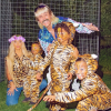 Kim Kardashian, déguisée en Carole Baskin pour Halloween, avec son ami Jonathan Cheban (en Joe Exotic) et trois de ses 4 enfants, maquillés en tigres.