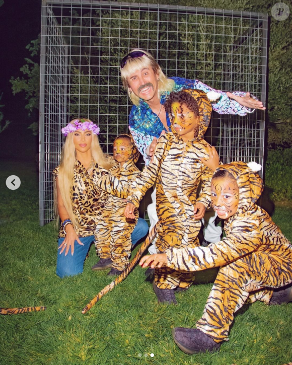 Kim Kardashian, déguisée en Carole Baskin pour Halloween, avec son ami Jonathan Cheban (en Joe Exotic) et trois de ses 4 enfants, maquillés en tigres.