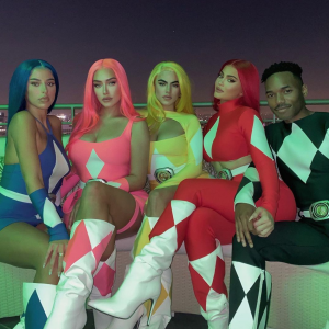 Kylie Jenner et ses amis déguisés en Power Rangers pour Halloween. Octobre 2020.