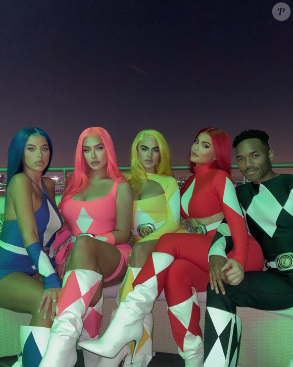 Kylie Jenner et ses amis déguisés en Power Rangers pour Halloween. Octobre 2020.