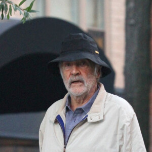 Sean Connery marche dans la rue avec une canne à New York le 11 septembre 2017.