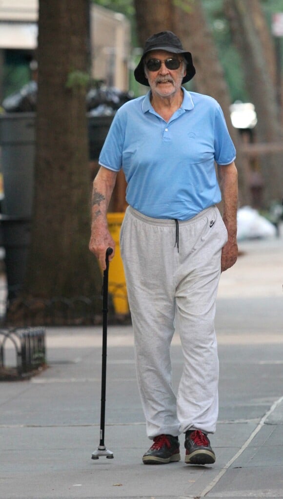 Sean Connery se balade à l'aide d'une canne dans les rues de New York, le 4 septembre 2017