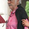 Sean Connery marche avec l'aide d'un assistant à la sortie d'un spa où il a passé 2 heures dans le quartier de Manhattan à New York, le 29 août 2017