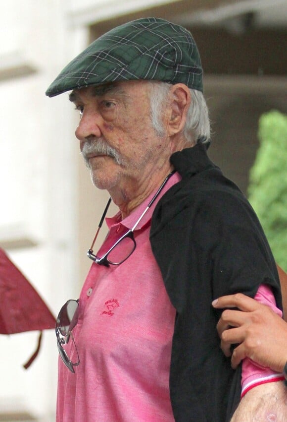Sean Connery marche avec l'aide d'un assistant à la sortie d'un spa où il a passé 2 heures dans le quartier de Manhattan à New York, le 29 août 2017