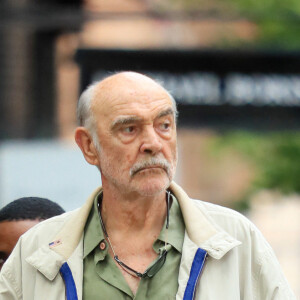 Exclusif - Sean Connery et sa femme Micheline Roquebrune dans la rue à New York le 30 mai 2017.  