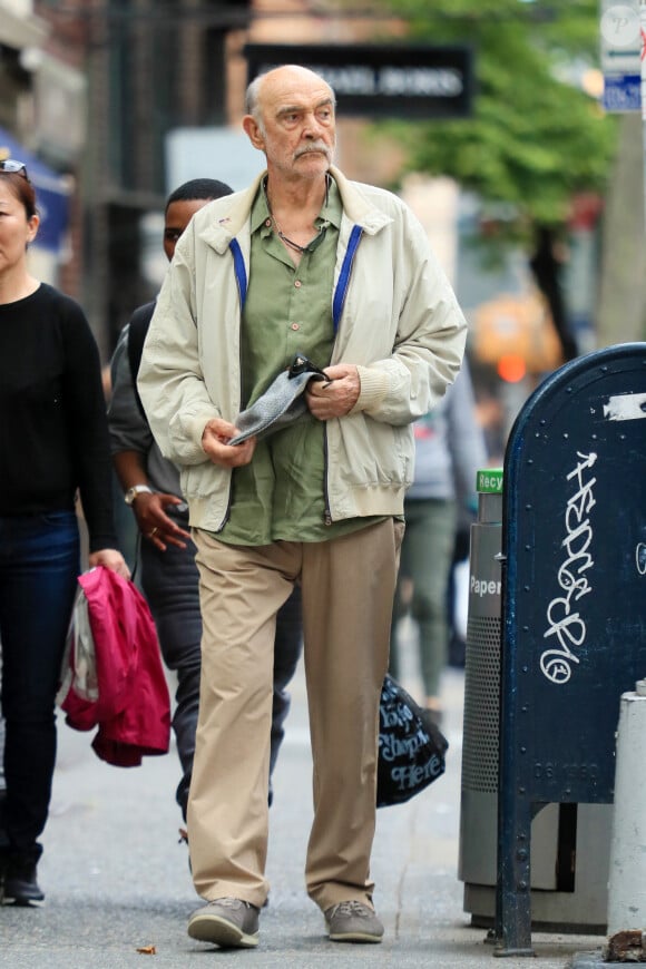 Exclusif - Sean Connery et sa femme Micheline Roquebrune dans la rue à New York le 30 mai 2017.  